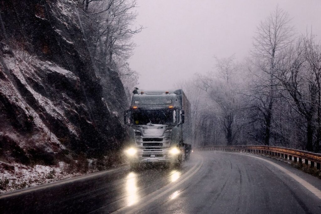 camion sur route en hiver