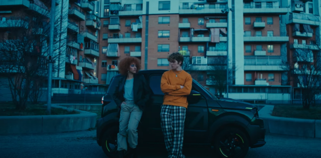 2 jeunes avec une voiture sans permis