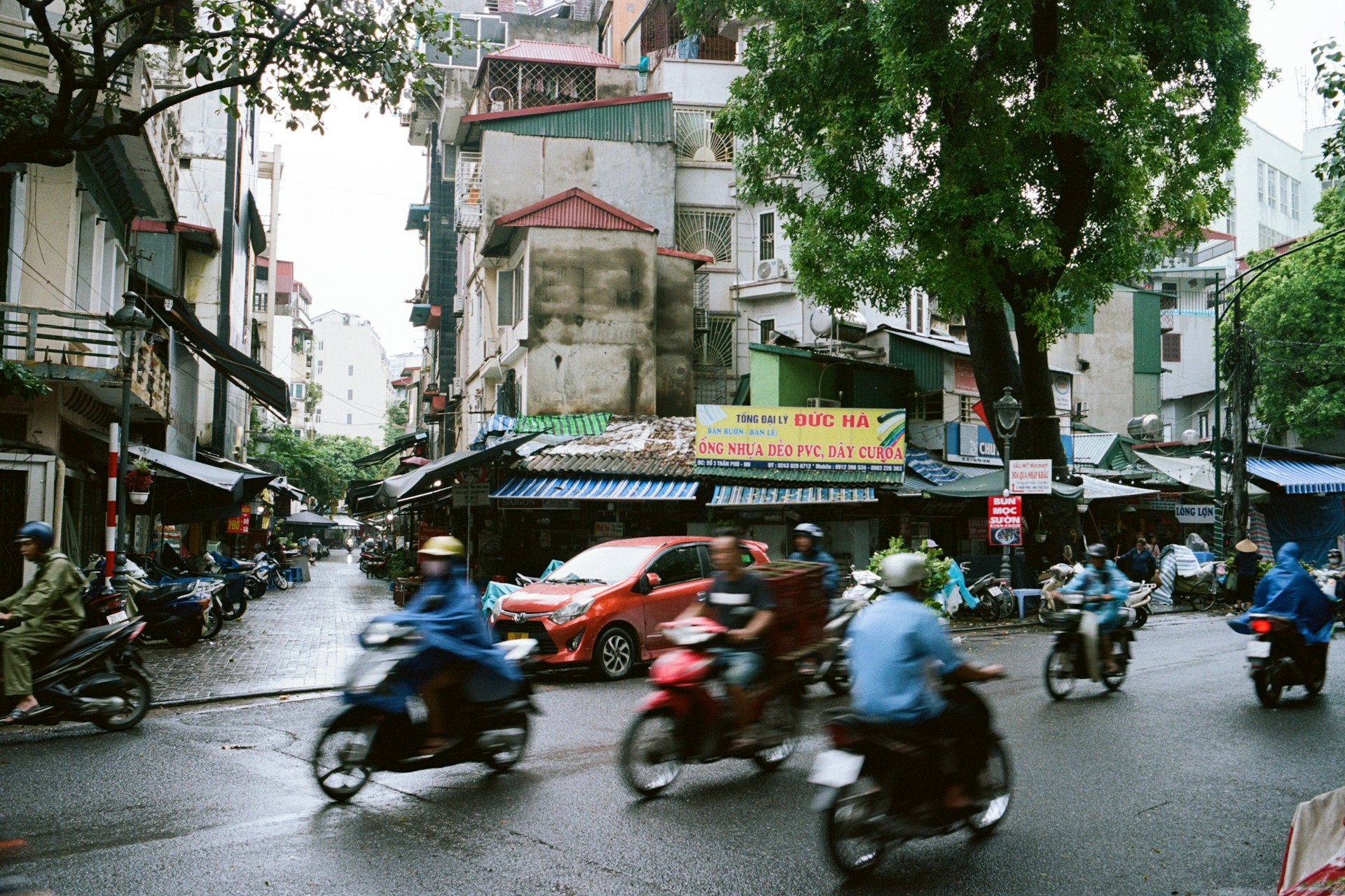 voitures et scooters dans une rue du Vietnam
