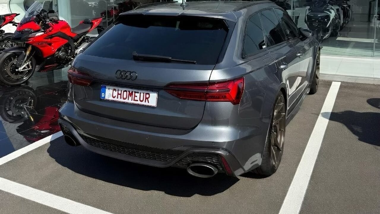 Illustration Humour belge : une plaque personnalisée CHOMEUR enflamme les réseaux sociaux