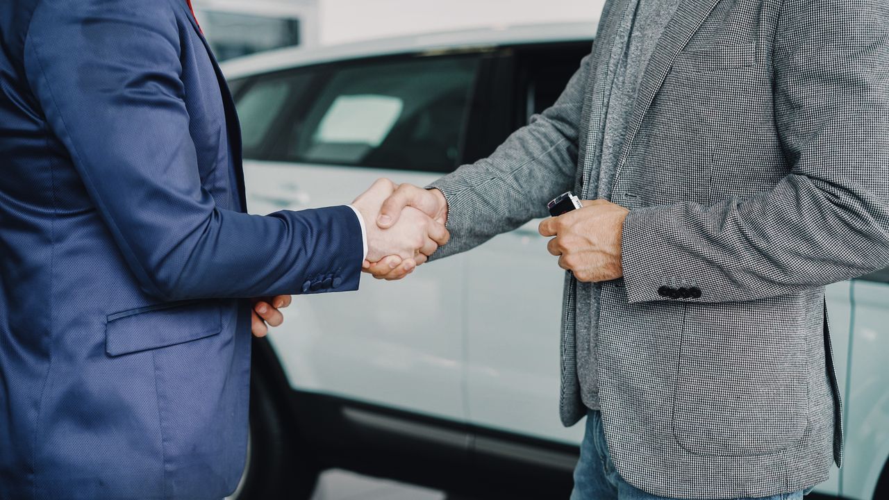 acheteur et vendeur de voiture